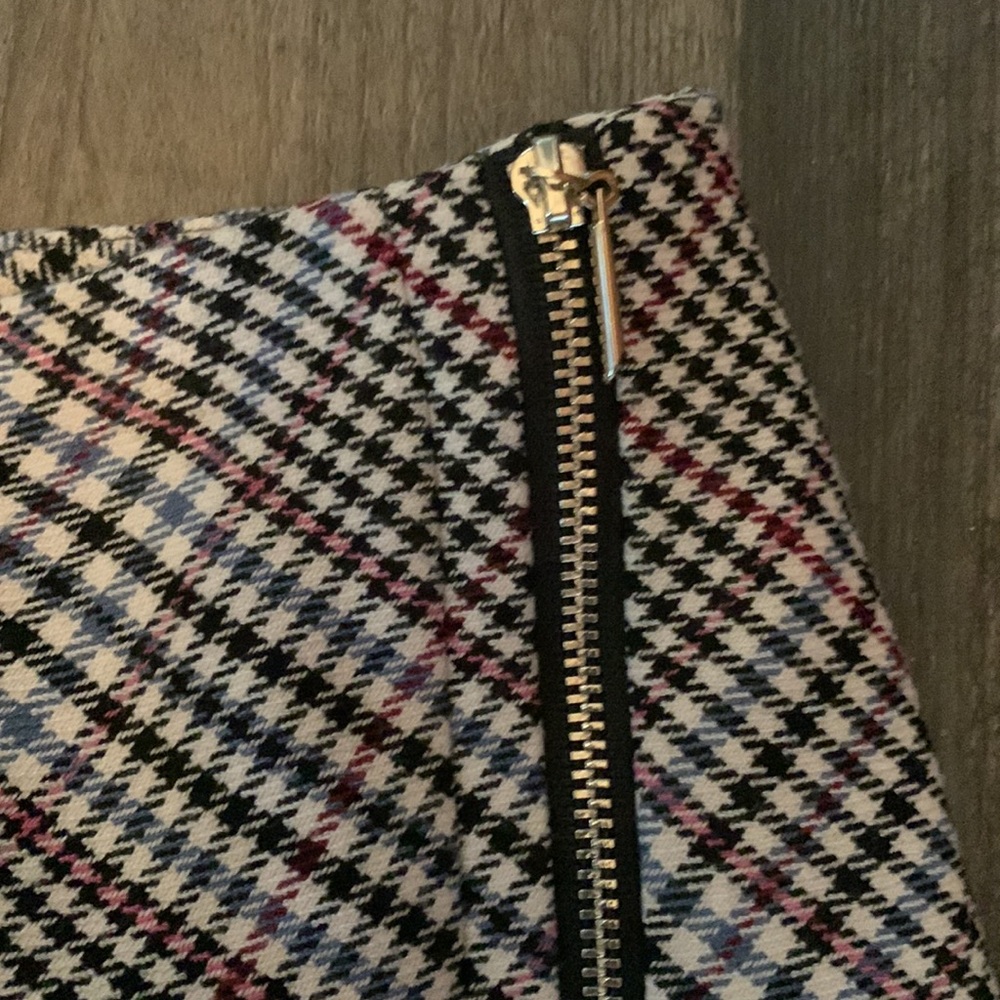 White House black market plaid mini. Never worn. Perfect condition - Picture 2 of 5